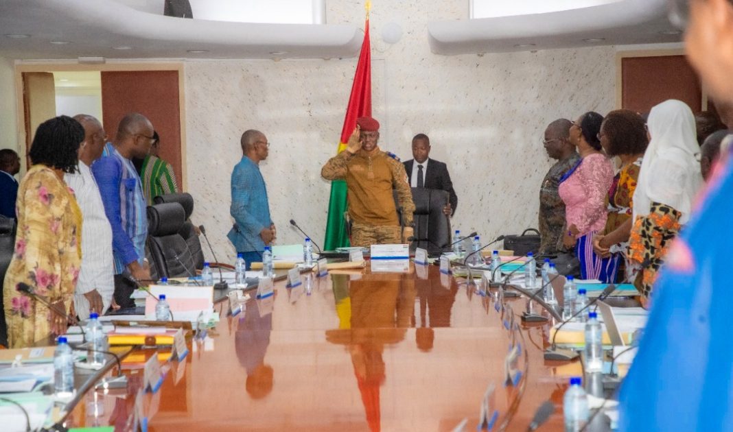 Burkina Faso Le Parlement Adopte Une Nouvelle Devise Nationale