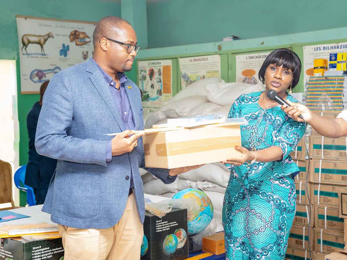 Togo-éducation : Le président fait des dons dans la préfecture d'Agou