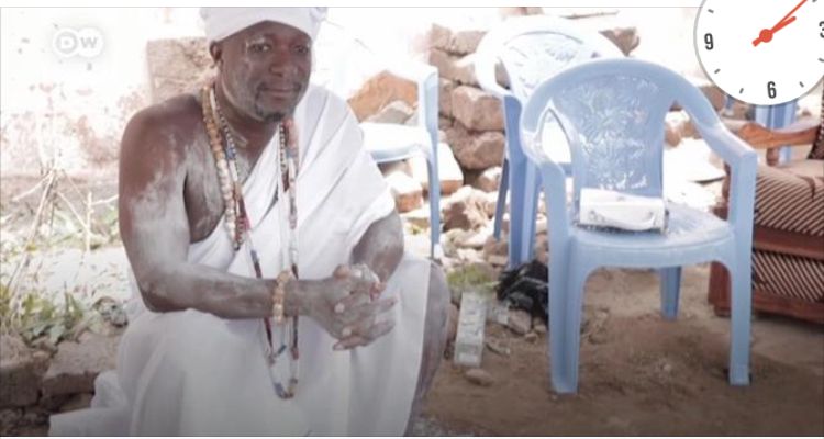 prêtre vaudou au Togo