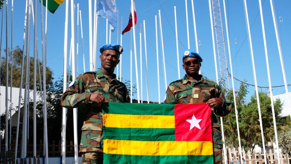 La MINURSO célèbre l'indépendance du Togo en hissant son drapeau