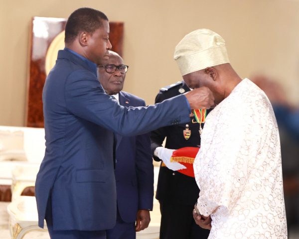 Ade Ayeyemi : L'ancien ancien DG du Groupe Ecobank décoré par le président Faure Gnassingbé Togo