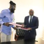 Emmanuel Adebayor signe un partenariat avec l'Université de Lomé : Les détails
