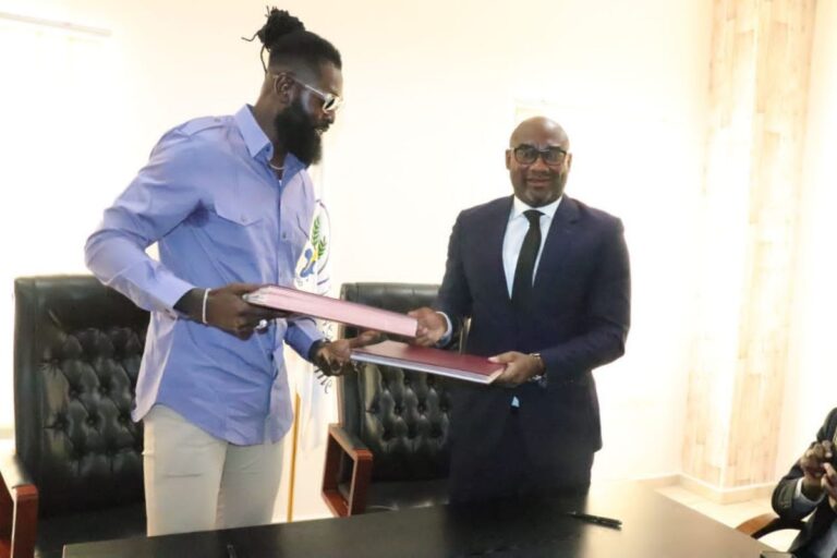 Emmanuel Adebayor signe un partenariat avec l'Université de Lomé : Les détails