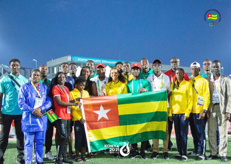 Naomi Akakpo et la délégation togolaise aux Jeux de la solidarité islamique de 2021 en 100 m haies.
