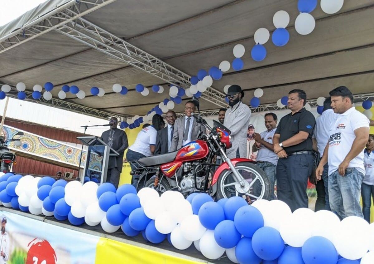 Emmanuel Adebayor et Bajaj sensibilisent sur la sécurité routière