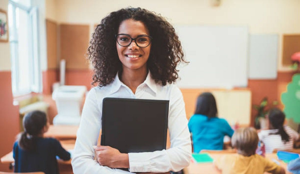 école supérieure Française recrute