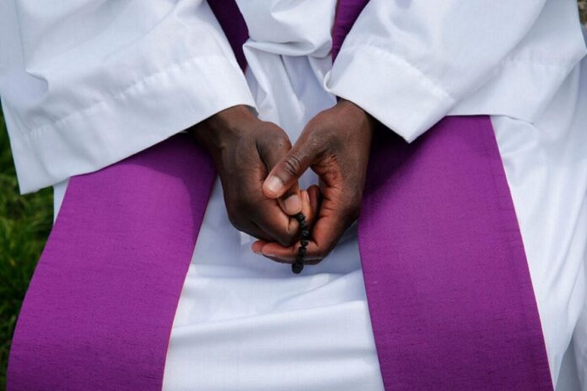 Un prêtre catholique togolais reçoit des nµdes d'un paroissien en pleine nuit
