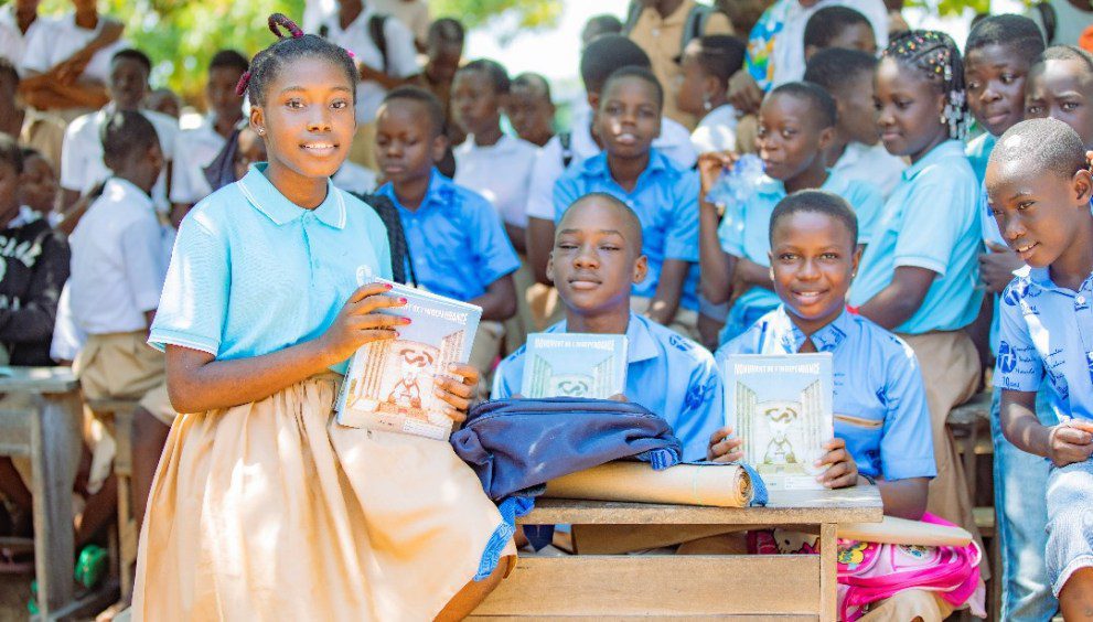Lacs : Sandra Ablamba Johnson distribue des kits scolaires et des vivres