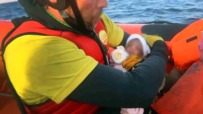 Tragédie : Des migrants jettent un bébé à l’eau pendant leur traversée de la Méditerranée