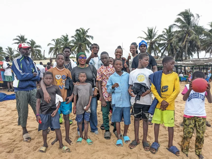 Togo : Des enfants de la plage reçoivent des vêtements propres