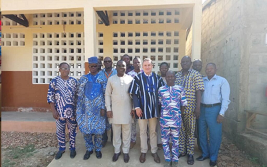 Éducation : BB Lomé offre des tables-bancs dans un lycée