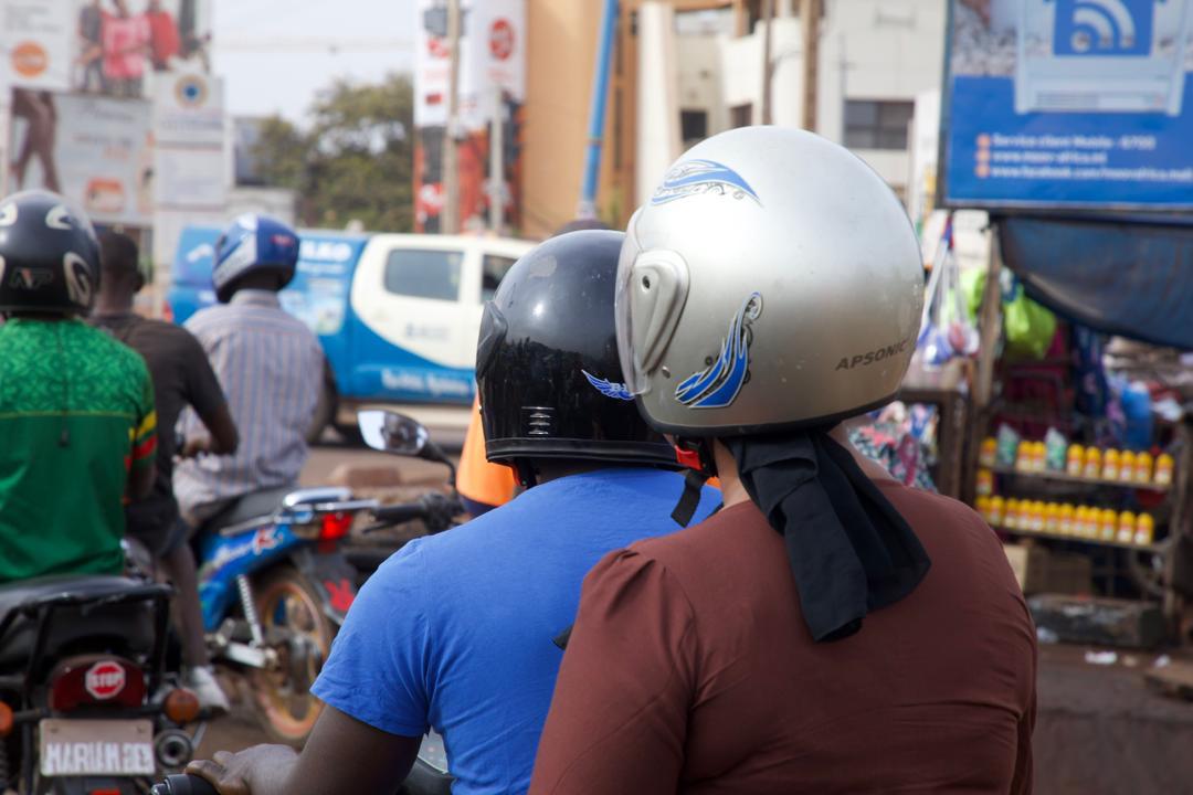 Togo - Casque obligatoire : Les femmes divisées entre beauté et sécurité