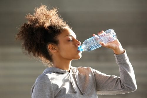 Santé : Des experts révèlent les risques cachés des bouteilles d'eau