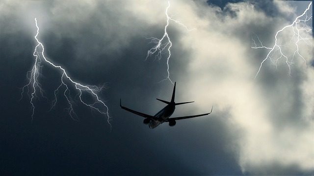 Un éclair s'abat sur un avion juste après le décollage (vidéo)