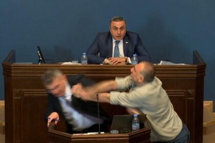 Géorgie : Un député reçoit un coup de poing en pleine session parlementaire