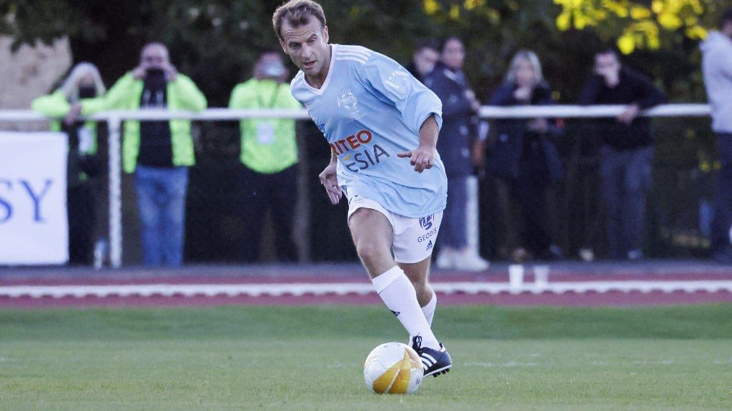 VIDEO : Emmanuel Macron violemment dribblé par El-Hadji Diouf