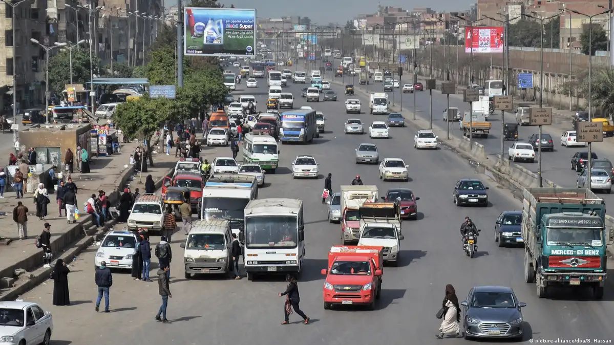 personnes traversent la route en Afrique