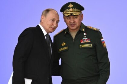Russie : Vladimir Poutine limoge son ministre russe de la défense