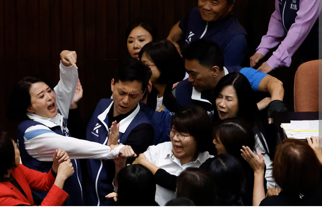 VIDEO - Des scènes de violence éclatent au Parlement de Taïwan