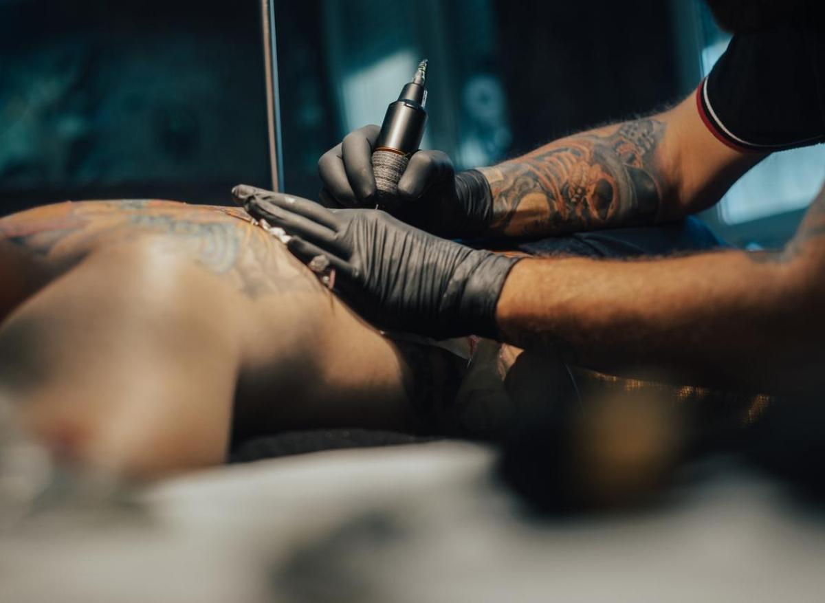 Tatouage : Beauté ou danger ? Une étude révèle un lien avec le cancer