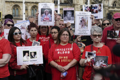 Scandale au Royaume-Uni : Des milliers de personnes sont décédées après avoir reçu du sang infecté