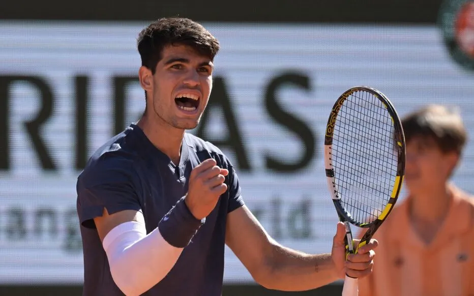 Roland-Garros : Carlos Alcaraz renverse Sinner et se hisse pour la 1ère fois en finale