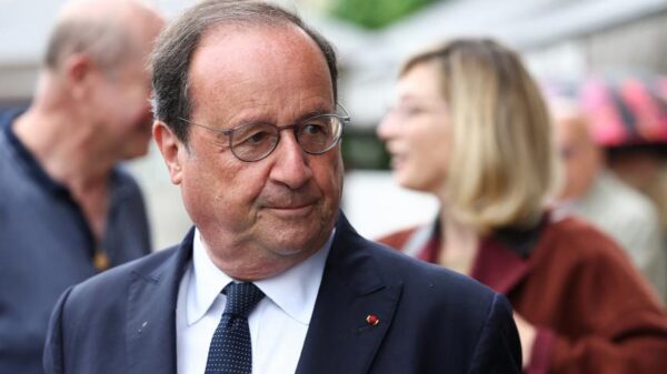 Législatives 2024 : François Hollande refoulé d'un bureau de vote