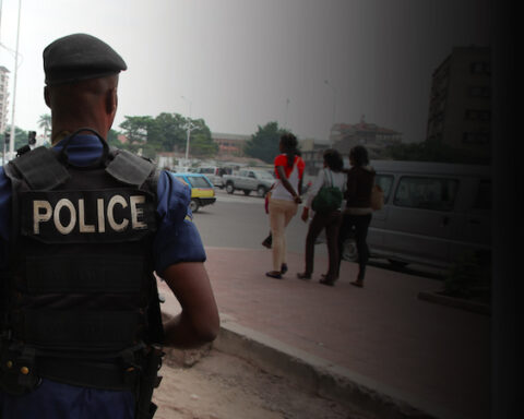Congo : Un policier corrige violemment un pasteur qui tournait autour de sa femme