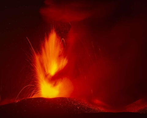 Urgence en Italie : Un volcan entre en éruption (vidéo)