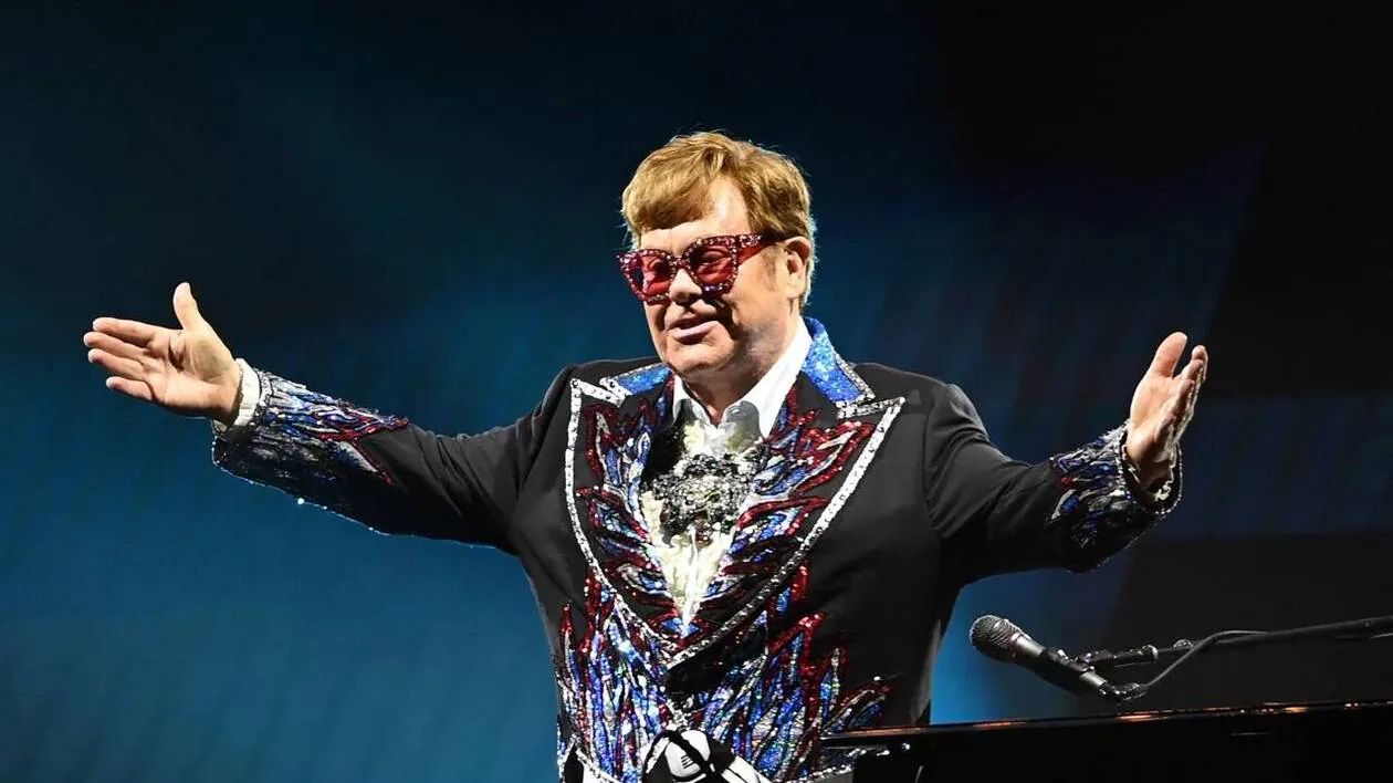 Elton John : En plein shopping, le chanteur pose un acte indécent et choque la toile