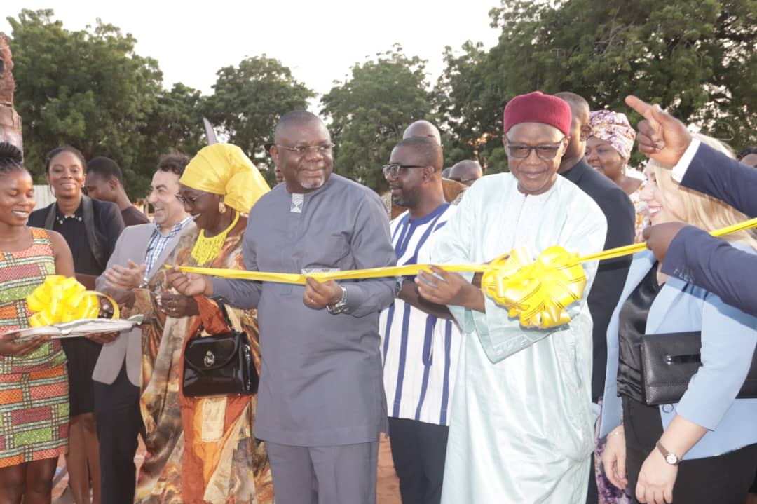 Togo : La 8ᵉ édition du Festival international du film du Togo lancé Lomé Actu, 05 août 2024 - Le faste et le glamour du grand écran sont descendus sur le Togo alors que la 8e édition du Festival international du film du Togo (FIFTO) a déroulé son tapis rouge le samedi 3 août 2024. L'événement de cette année a été officiellement lancé par le Dr Kossi G. LAMADOKOU, ministre de la Culture et du Tourisme. Onze pays africains et européens se disputent les honneurs de la compétition, qui a ouvert ses portes aux candidatures internationales pour la première fois. Cette expansion élève non seulement le statut du FIFTO sur la scène mondiale, mais offre également une plate-forme unique pour le dialogue cinématographique interculturel. La 8ᵉ édition du FIFTO démarre avec la Côte d'Ivoire comme invitée d'honneur Le thème du festival, « Cinéma togolais : de l’industrialisation à la professionnalisation », reflète la vision ambitieuse du pays pour son industrie cinématographique. Dr. LAMADOKOU a souligné l’engagement du gouvernement à nourrir les talents locaux et à positionner le cinéma comme un moteur économique clé. « Nous croyons fermement que le cinéma est non seulement un vecteur de culture et d’identité nationale, mais aussi un secteur économique à part entière, capable de générer des emplois et de la richesse pour notre pays », a-t-il déclaré. L’édition de cette année propose une impressionnante programmation d’événements répartis dans divers lieux, du site principal du festival au Collège Saint Joseph aux théâtres modernes du Canal Olympia et aux centres communautaires des capitales régionales. Le programme diversifié comprend une conférence inaugurale, des panels de discussion, des cours FIFTO, un concours de pitch et une pléthore d’événements culturels, garantissant de quoi satisfaire chaque cinéphile et professionnel de l’industrie. L’un des points forts du FIFTO 2024 est la participation de la Côte d’Ivoire en tant que pays invité d’honneur. Par ailleurs, l'inauguration du Marché international du cinéma et de l'audiovisuel du Togo en marge du festival marque une étape stratégique vers le développement de l'industrie. Les regards seront aussi tournés vers la cérémonie de remise des prix prévue le samedi 10 août 2024.