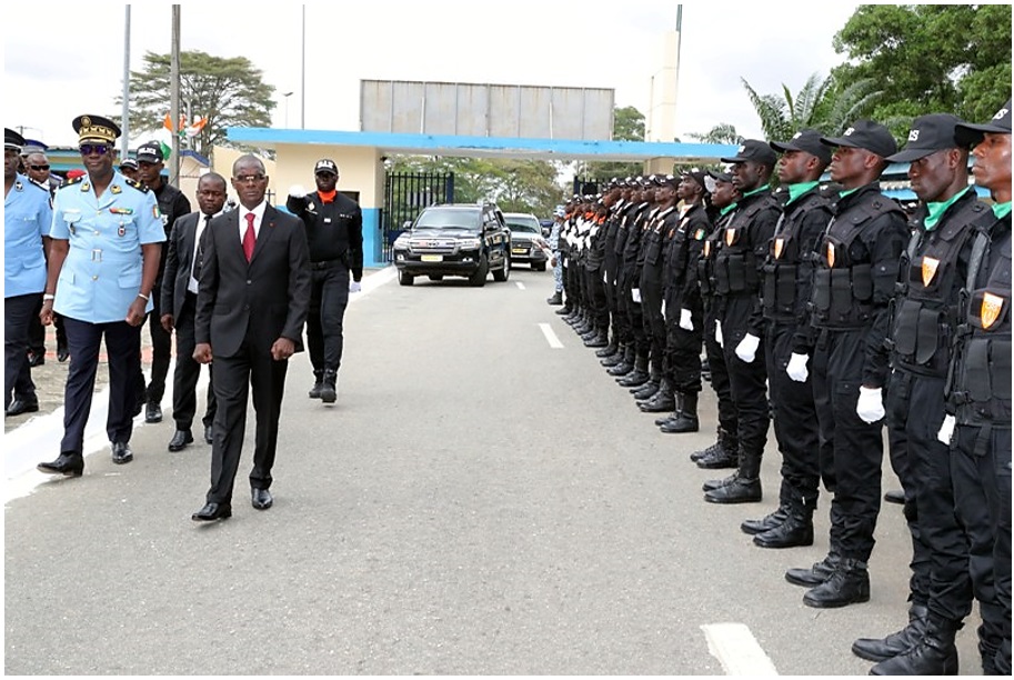 Lomé Actu, 05 septembre 2024 - En Côte d'Ivoire, les autorités continuent de renforcer la lutte contre l'usage de faux diplômes, notamment dans les forces de sécurité. Récemment, six élèves officiers de police ont été exclus des écoles de police d’Abidjan et de Korhogo après avoir été démasqués pour avoir utilisé de faux diplômes.