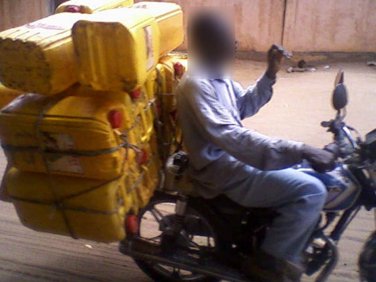 Togo : Une moto transportant de l’essence frelatée prend feu, le conducteur brûlé