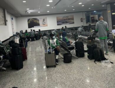 Lomé Actu, 14 octobre 2024 - Les Super Eagles du Nigeria se retrouvent bloqués en Libye à l'approche de leur match retour des qualifications pour la CAN 2025. Après leur victoire 1-0 contre la Libye à Uyo, au Nigeria, le vendredi 11 octobre, l'équipe nigériane s'est envolée pour la Libye le dimanche 13 octobre pour disputer la quatrième journée du groupe D.