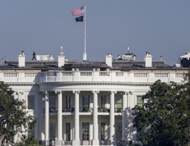 Présidentielle aux Etats-Unis : A quelques heures des résultats du premier tour, la maison blanche entourée de...