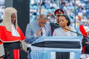 Botswana : Le nouveau président Duma Boko prête serment (photos)